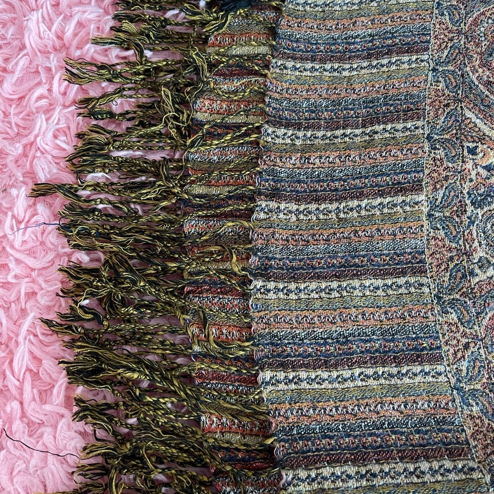 Scarf/pashimina. Paisley Patterned Scarf - Picture 4 of 5